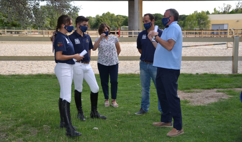 equipo de salto equestre, reunidos charlando